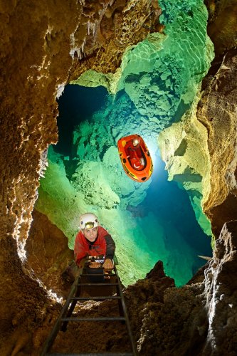 Rakoczi cave (Hongrie) - Navigation sur le lac qui occupe le fond de cette cavité naturelle recoupée par la mine d'Esztramos Hill (personnage sur l'échelle)(SP-24-2103)